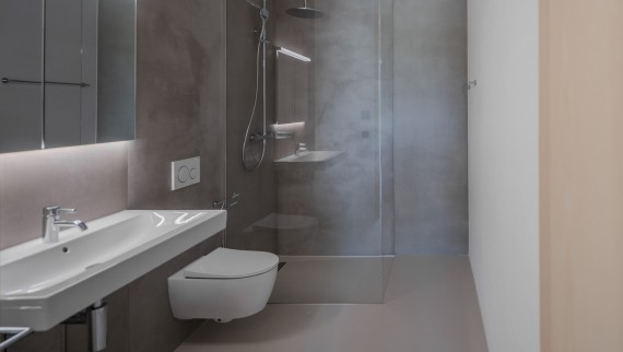 Banyolar, Geberit WC ve lavaboları ile donatılmıştır. (© Openly / Jens Ellensohn) Banyolar, Geberit WC ve lavaboları ile donatılmıştır. (© Openly / Jens Ellensohn)