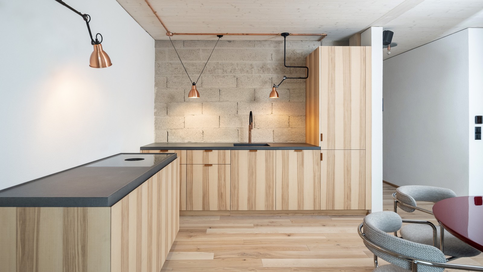 Avrupa'nın kenevirden üretilen en büyük yapısının iç mekanında kenevir tuğlalar tercih edilmiştir. (© Openly / Jens Ellensohn)