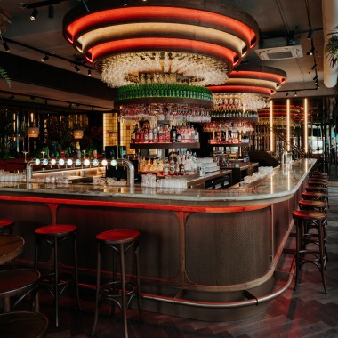 Zemin katta: Efsanevi Heineken Hoek Grand Café, yeni bir görünüme kavuştu (© Nina Slagmolen). Zemin katta: Efsanevi Heineken Hoek Grand Café, yeni bir görünüme kavuştu (© Nina Slagmolen).