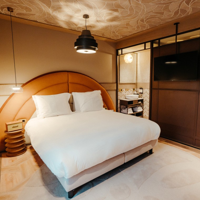 36 şık otel odası, ortaçağ modern tarzında (© Nina Slagmolen)