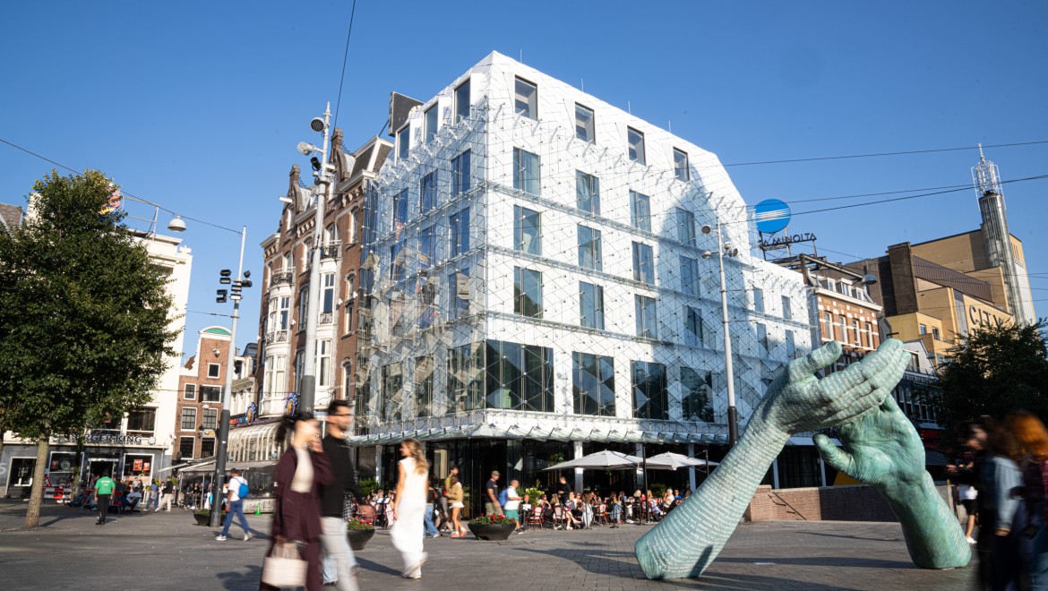 Bugün Leidseplein'deki yeni bina (© Denise Valk) Bugün Leidseplein'deki yeni bina (© Denise Valk)
