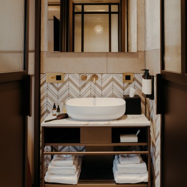 Banyolar, premium AquaClean Mera serisinden akıllı klozetlerle donatılmıştır (© Nina Slagmolen). Banyolar, premium AquaClean Mera serisinden akıllı klozetlerle donatılmıştır (© Nina Slagmolen).