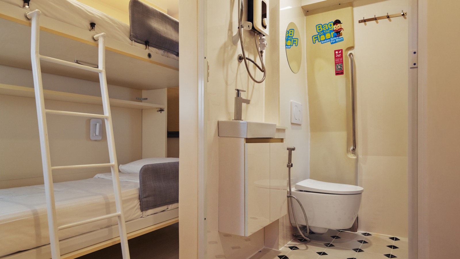 Akıllıca bir çözüm: Özel olarak tasarlanan yataklar, kullanılmadığında kolayca katlanabiliyor (© Watson Lau) Akıllıca bir çözüm: Özel olarak tasarlanan yataklar, kullanılmadığında kolayca katlanabiliyor (© Watson Lau)