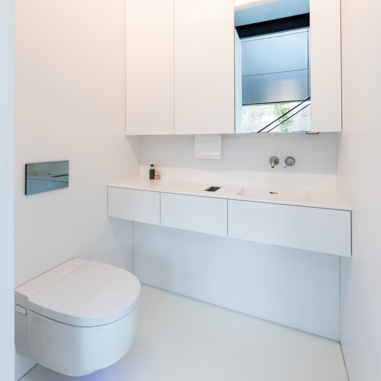 Minimalist tasarım ile birleşen Geberit AquaClean Mera Comfort akıllı klozet, banyoda maksimum konfor sunuyor. (© Lucas van der Wee) Minimalist tasarım ile birleşen Geberit AquaClean Mera Comfort akıllı klozet, banyoda maksimum konfor sunuyor. (© Lucas van der Wee)