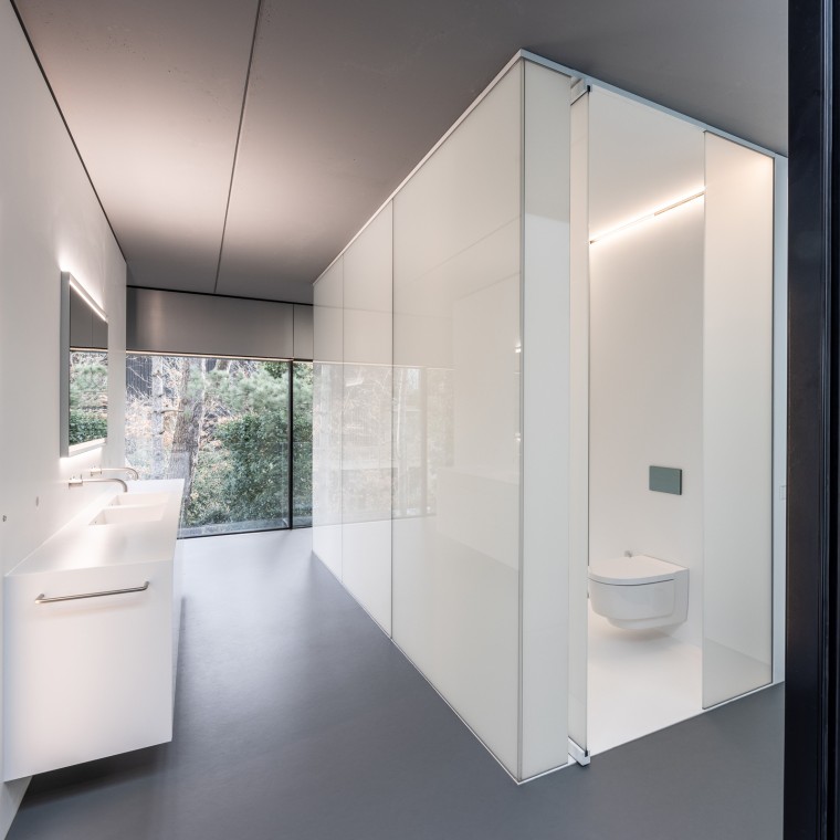 Banyo, çelik ve cam yapı içine entegre edilmiş bağımsız bir modül olarak tasarlandı. (© Lucas van der Wee) Banyo, çelik ve cam yapı içine entegre edilmiş bağımsız bir modül olarak tasarlandı. (© Lucas van der Wee)