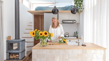 Hollandalı Marjolein Jonker Tiny House'unda.( © Chiela van Meerwijk)