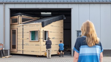 Tiny House için büyük adım: Mayıs 2022'de "Sprout" yapım atölyesinden yeşillikler içindeki Olst-Wijhe (NL) mahallesine taşındı. ( © Chiela van Meerwijk)