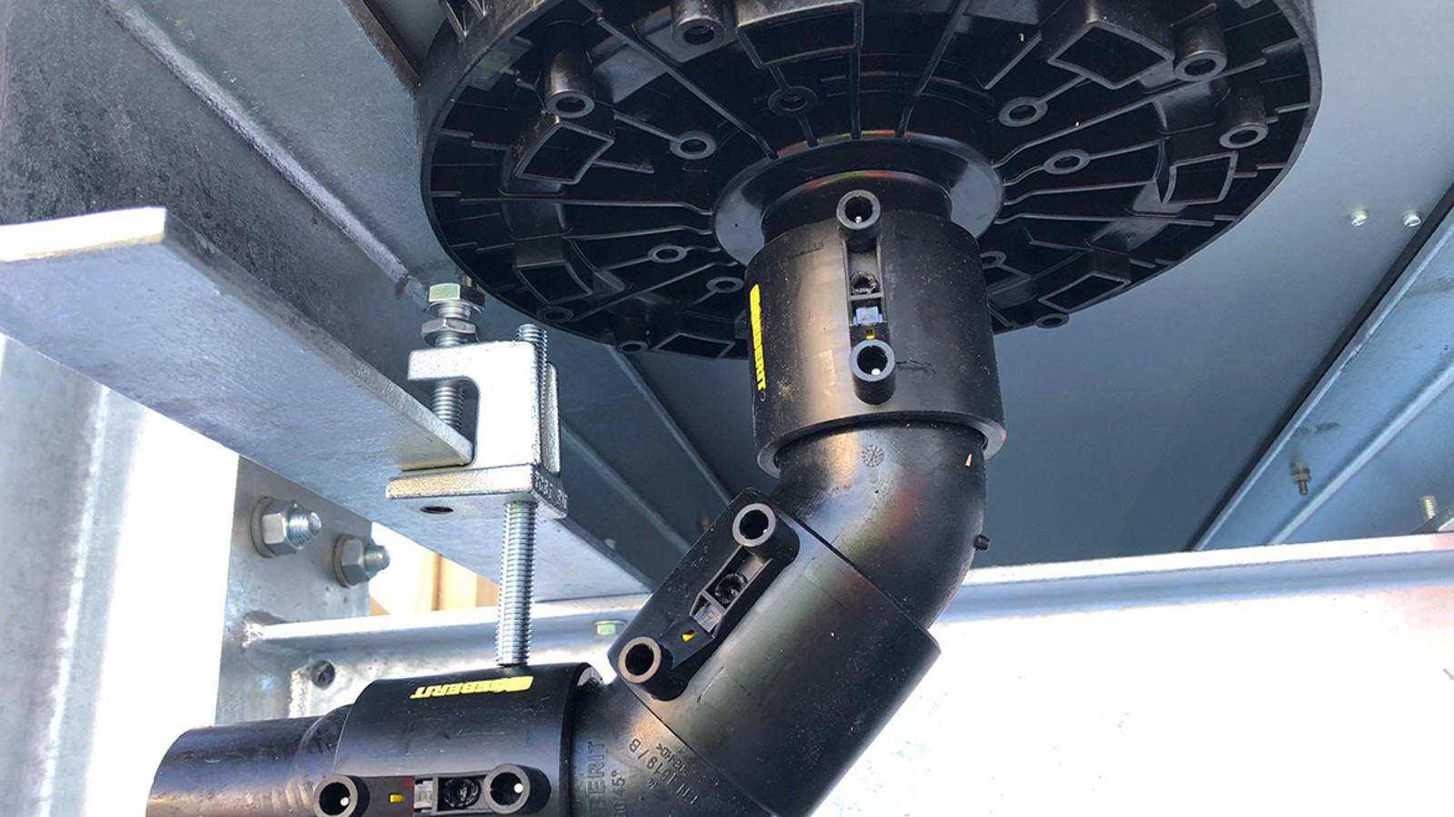 Uygulamada Geberit teknik bilgisi: Pluvia çatı drenaj sistemi (©Geberit) Uygulamada Geberit teknik bilgisi: Pluvia çatı drenaj sistemi (©Geberit)