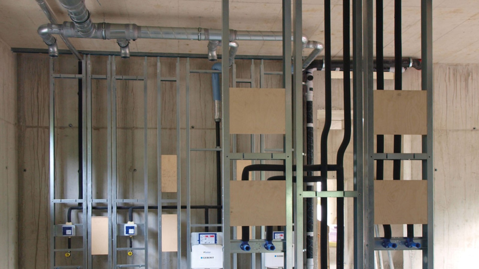 Bunun için birkaç iniş borusu gereklidir - bu nedenle kurulum nispeten incedir (© Geberit) Bunun için birkaç iniş borusu gereklidir - bu nedenle kurulum nispeten incedir (© Geberit)