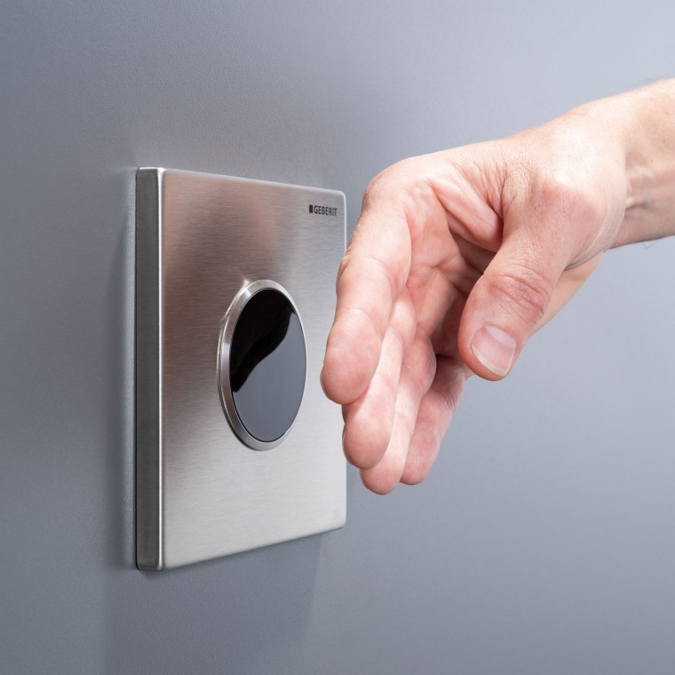 Kızılötesi kullanıcı algılama özelliğine sahip temassız pisuvar yıkama kontrolleri, ihtiyaca dayalı programlamayı ve güvenilir yıkamayı mümkün kılar Kızılötesi kullanıcı algılama özelliğine sahip temassız pisuvar yıkama kontrolleri, ihtiyaca dayalı programlamayı ve güvenilir yıkamayı mümkün kılar