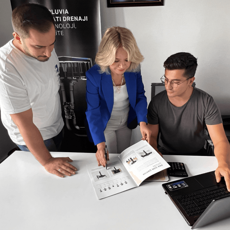 Derin Mühendislik çalışanları ve Züleyha Özcan Derin Mühendislik çalışanları ve Züleyha Özcan