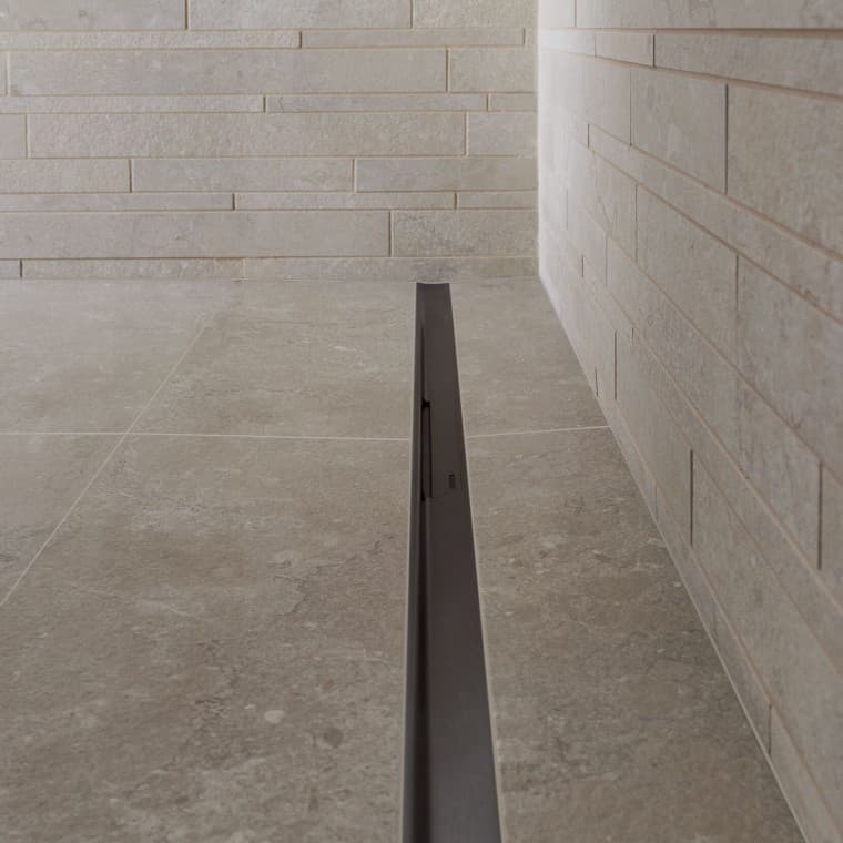 Su, paslanmaz çelik profil üzerinden akar. Su, paslanmaz çelik profil üzerinden akar.