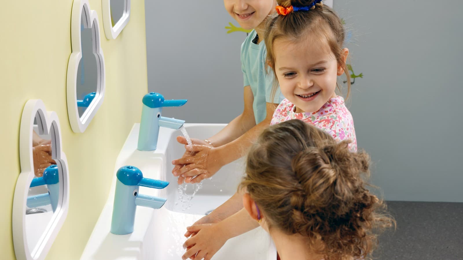 Geberit Bambini lavabo alanında oyun oynayan çocuklar Geberit Bambini lavabo alanında oyun oynayan çocuklar