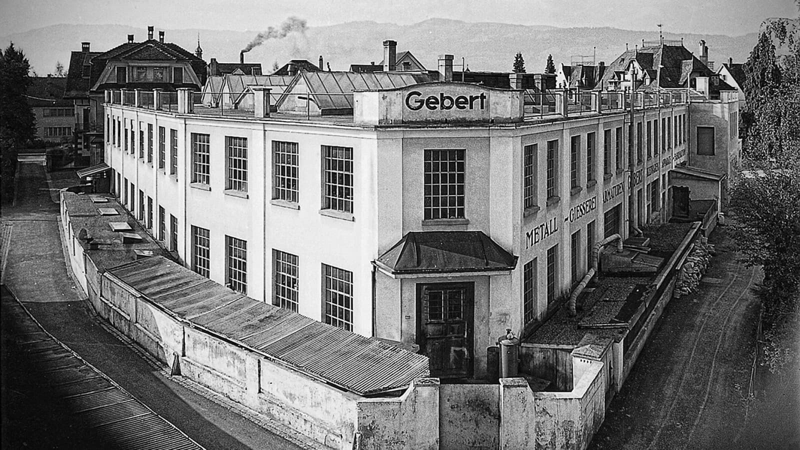 Geberit'in 1920'lerde Rapperswil'deki ilk fabrikası. Geberit'in 1920'lerde Rapperswil'deki ilk fabrikası.