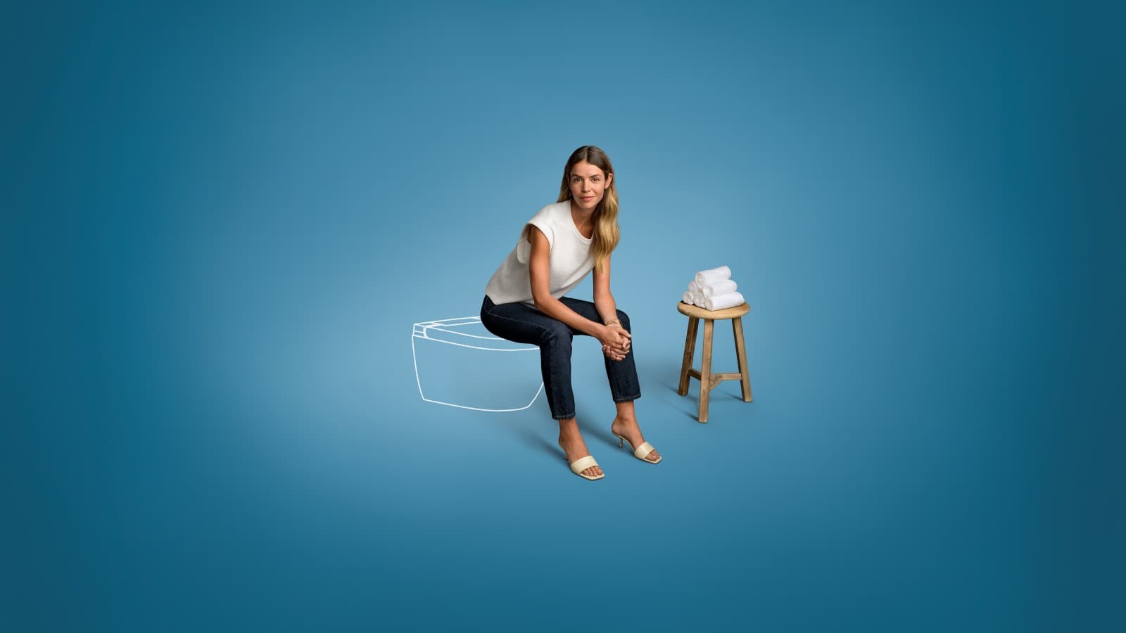 Amy, Geberit AquaClean Alba otomatik taharet sisteminin üzerinde oturuyor. Amy, Geberit AquaClean Alba otomatik taharet sisteminin üzerinde oturuyor.