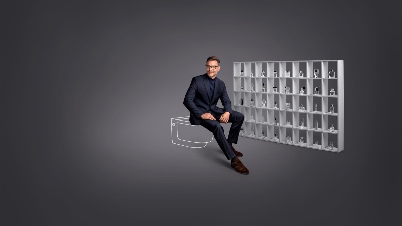 Mick, Geberit AquaClean Mera otomatik taharet sisteminin üzerinde oturuyor. Mick, Geberit AquaClean Mera otomatik taharet sisteminin üzerinde oturuyor.