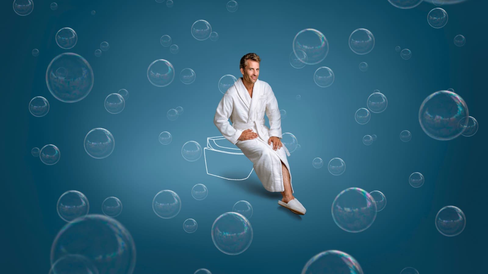 Tim, Geberit AquaClean Tuma otomatik taharet sisteminin üzerinde oturuyor. Tim, Geberit AquaClean Tuma otomatik taharet sisteminin üzerinde oturuyor.
