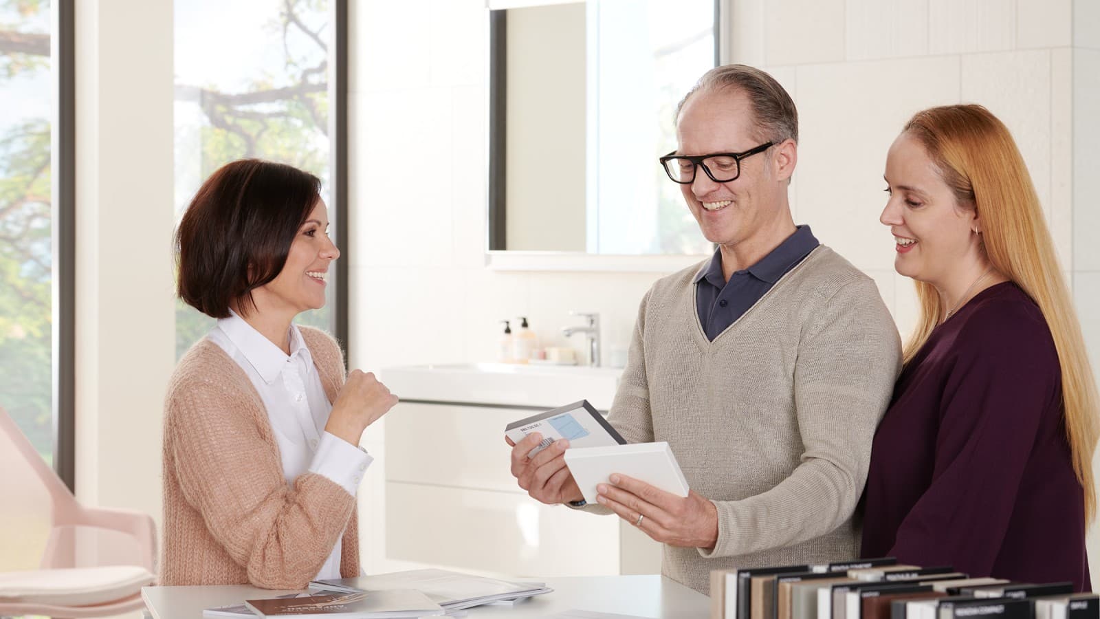 Banyo showroomundaki müşteriler Banyo showroomundaki müşteriler