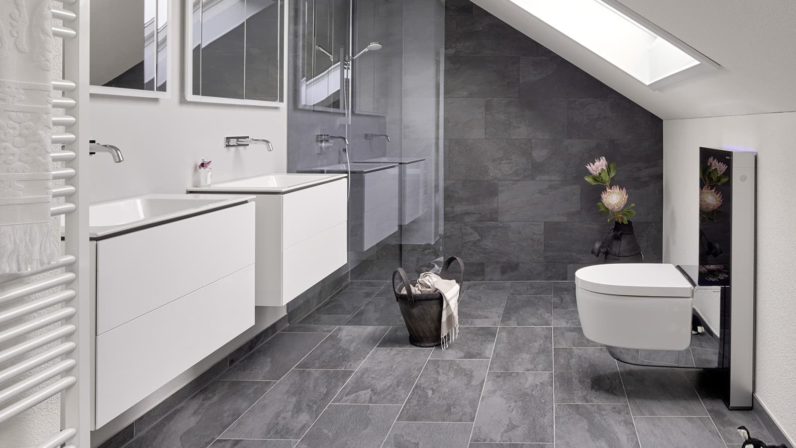 Çatısı eğimli banyo ve Geberit ONE banyo serisi ürünleri ve Monolith bulunan Geberit AquaClean Çatısı eğimli banyo ve Geberit ONE banyo serisi ürünleri ve Monolith bulunan Geberit AquaClean