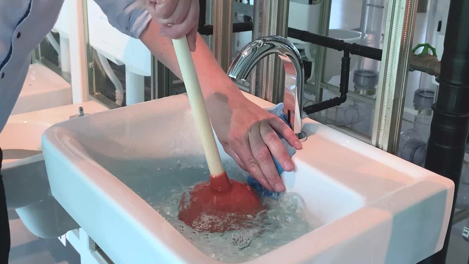 Lavabo sifonu yukarı aşağı hareket ettirilir Lavabo sifonu yukarı aşağı hareket ettirilir