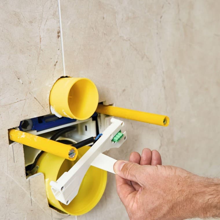 Montaj sırasında Geberit Güç ve Bağlantı kutusu Montaj sırasında Geberit Güç ve Bağlantı kutusu