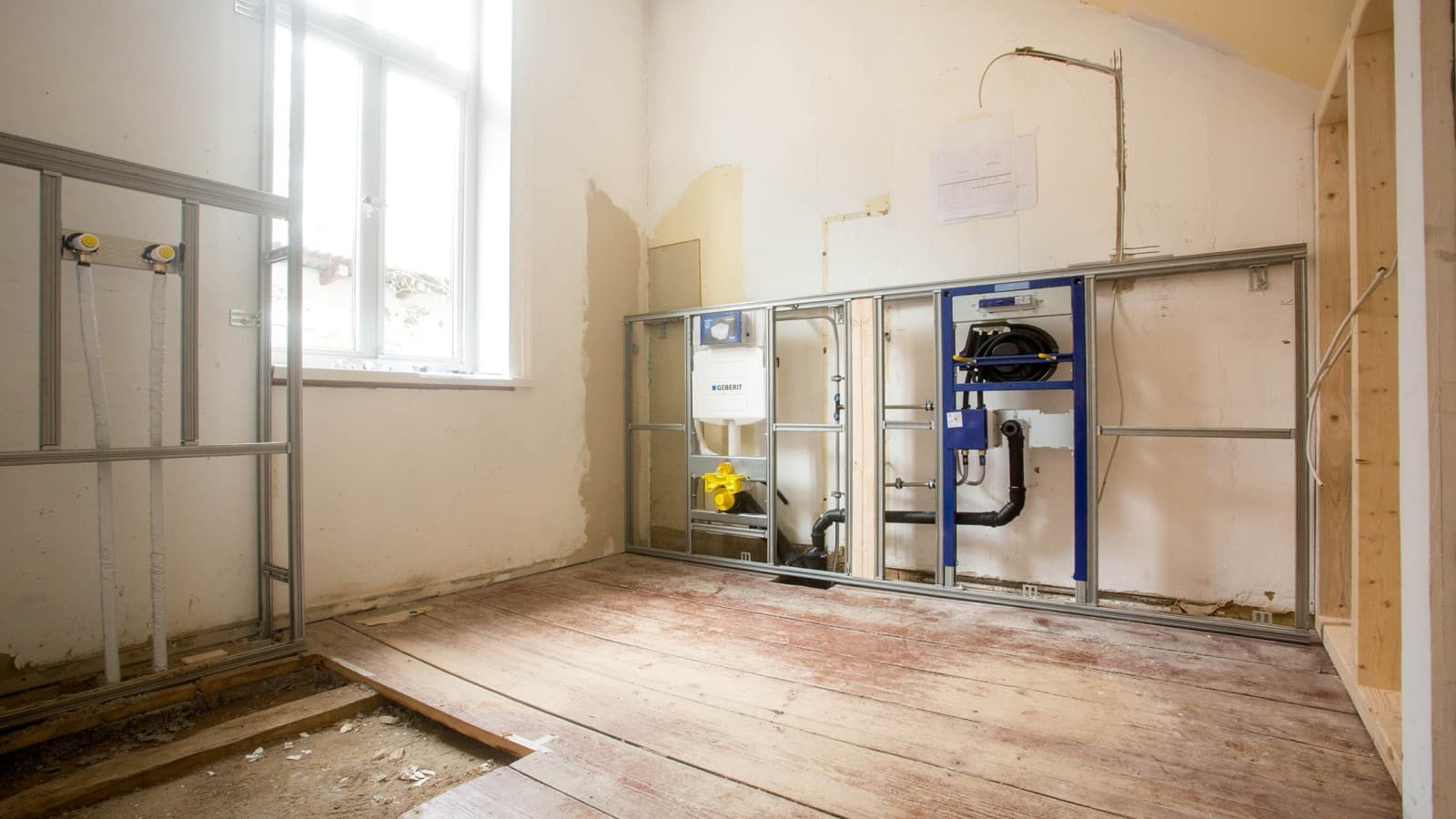 İnşaatçılar yalnızca duvarın önünde değil arkasında da Geberit ürünlerini tercih ettiler. (© Geberit) İnşaatçılar yalnızca duvarın önünde değil arkasında da Geberit ürünlerini tercih ettiler. (© Geberit)