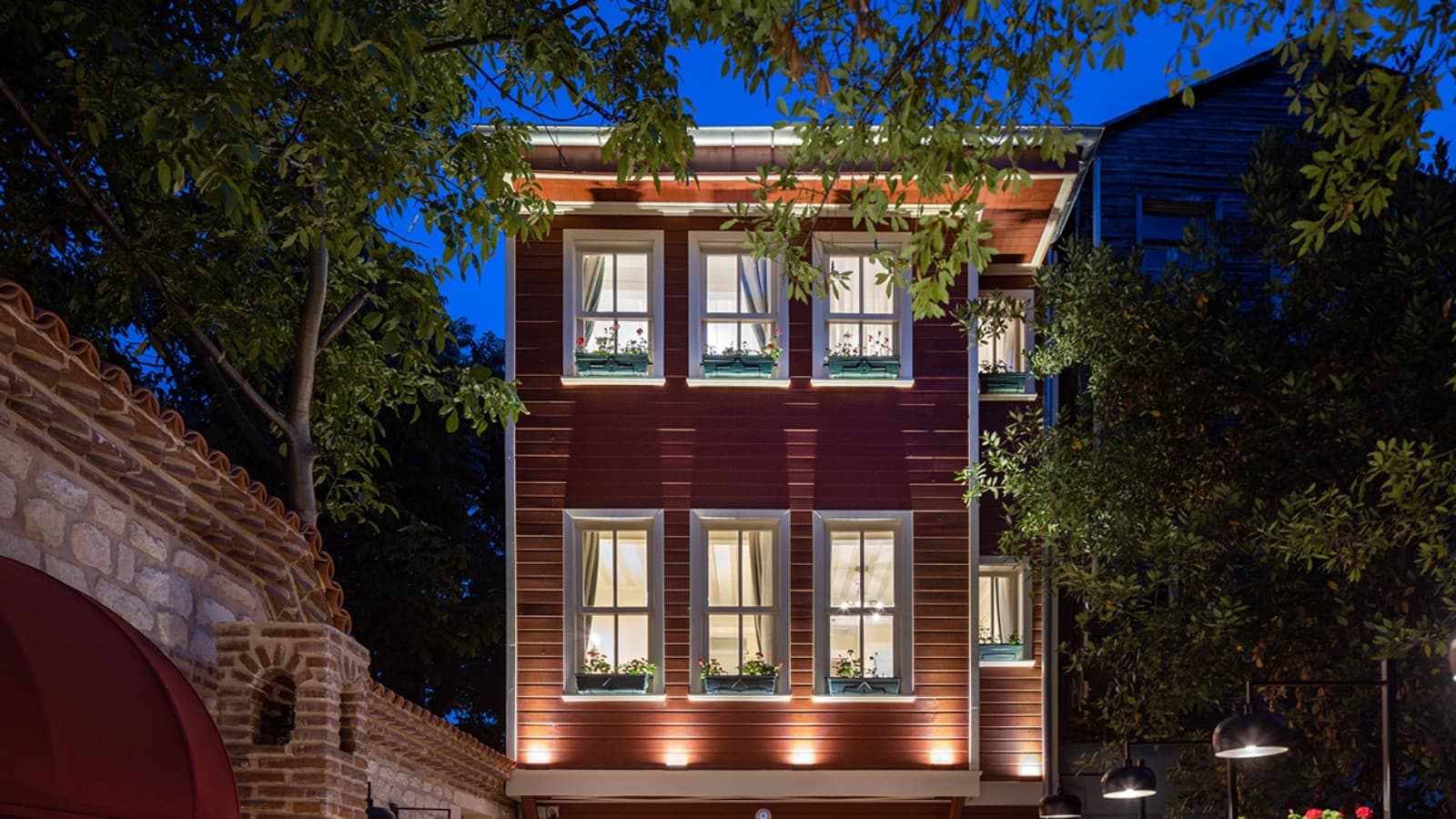 İstanbul'daki Turkish House Hotel'in avlusu farklı dönemlere ait yapısal ve dekoratif unsurları bir araya getiriyor (© Turkish House Hotel) İstanbul'daki Turkish House Hotel'in avlusu farklı dönemlere ait yapısal ve dekoratif unsurları bir araya getiriyor (© Turkish House Hotel)
