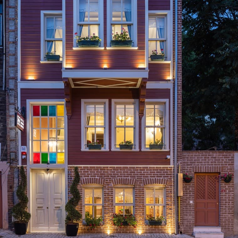 İstanbul'daki Hotel Turkish House'un avlusu değişik dönemlere ait yapısal ve dekoratif öğeleri bir araya getiriyor (© Hotel Turkish House) İstanbul'daki Hotel Turkish House'un avlusu değişik dönemlere ait yapısal ve dekoratif öğeleri bir araya getiriyor (© Hotel Turkish House)