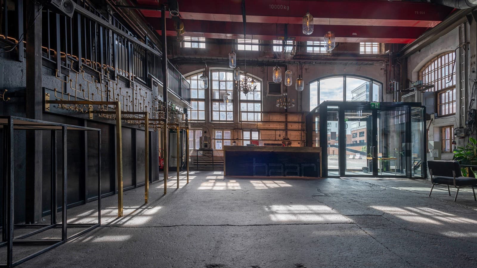 Konepaja'daki olanaklar son derece çeşitlidir. Barlar, kulüpler, spor ve kültürel etkinlikler burada yeterince yer bulmaktadır (© Kansallis Teatteri) Konepaja'daki olanaklar son derece çeşitlidir. Barlar, kulüpler, spor ve kültürel etkinlikler burada yeterince yer bulmaktadır (© Kansallis Teatteri)