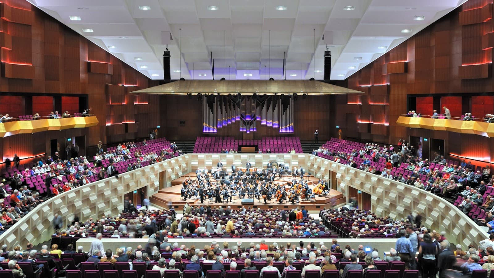 Büyük konser salonunda her tarzda müzikal performanslar gerçekleştirilmektedir. (© Plotvis and Kraaijvanger Architecten) Büyük konser salonunda her tarzda müzikal performanslar gerçekleştirilmektedir. (© Plotvis and Kraaijvanger Architecten)