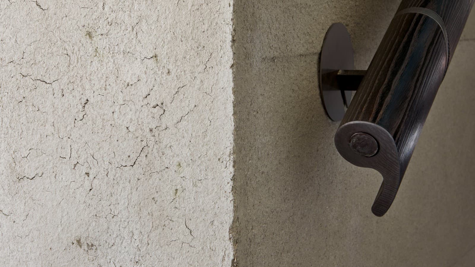 Yanan odun veya kil duvarlar gibi yüzeyler, dokunsal deneyimi güçlendirir. (© David Willen Studio) Yanan odun veya kil duvarlar gibi yüzeyler, dokunsal deneyimi güçlendirir. (© David Willen Studio)