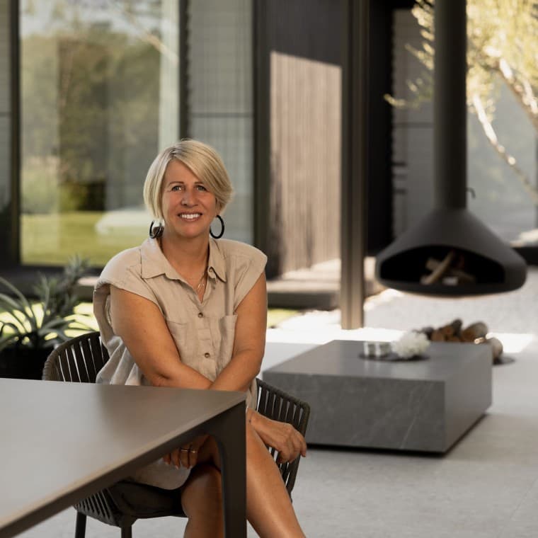 Yağmur yağdığında (ve gerçekten bardaktan boşanırcasına yağdığında), şömine sıcak bir atmosfer sağlar – ve Geberit Pluvia, optimal çatı drenajını garanti eder. (© Alyne Media) Yağmur yağdığında (ve gerçekten bardaktan boşanırcasına yağdığında), şömine sıcak bir atmosfer sağlar – ve Geberit Pluvia, optimal çatı drenajını garanti eder. (© Alyne Media)