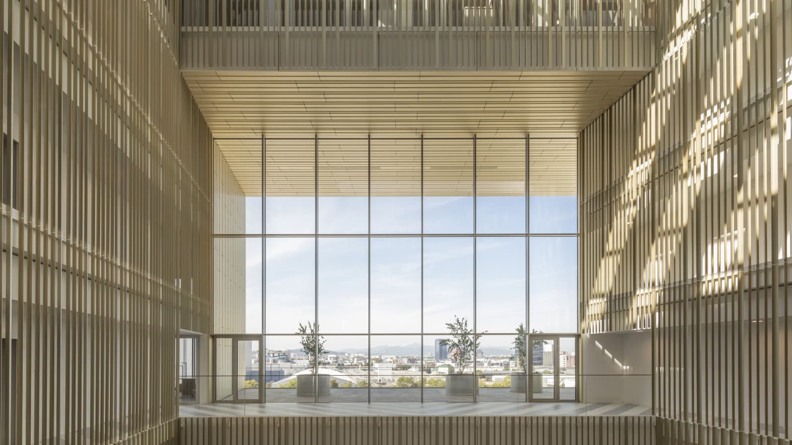Atrium, mimarlıkta genellikle üstü camla kapalı, çok katlı bir iç boşluk anlamına gelir. İçeride ışık ve hava dolaşımını sağlar. (© Ana Skobe) Atrium, mimarlıkta genellikle üstü camla kapalı, çok katlı bir iç boşluk anlamına gelir. İçeride ışık ve hava dolaşımını sağlar. (© Ana Skobe)