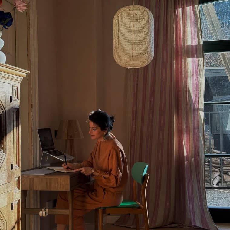 Büşra Qadir, kültürleri, stilleri ve renkleri bir araya getiren iç tasarım stilini “füzyon yaşam” olarak adlandırıyor (© Büşra Qadir) Büşra Qadir, kültürleri, stilleri ve renkleri bir araya getiren iç tasarım stilini “füzyon yaşam” olarak adlandırıyor (© Büşra Qadir)