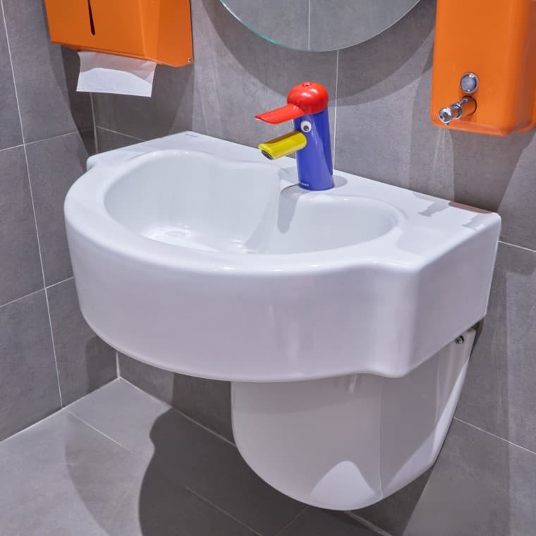 Çocuklara özel tasarlanan banyo alanlarında Geberit Bambini serisinden ürünler tercih edilmiştir. (© Oğuzhan Kasar) Çocuklara özel tasarlanan banyo alanlarında Geberit Bambini serisinden ürünler tercih edilmiştir. (© Oğuzhan Kasar)