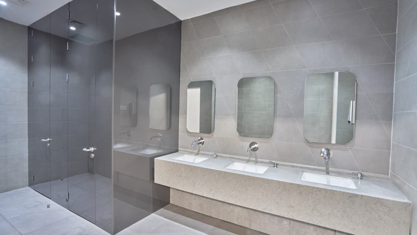 Basit ve şık: Geberit VariForm lavabosu ve Piave bataryaları. © Oğuzhan Kasar Basit ve şık: Geberit VariForm lavabosu ve Piave bataryaları. © Oğuzhan Kasar