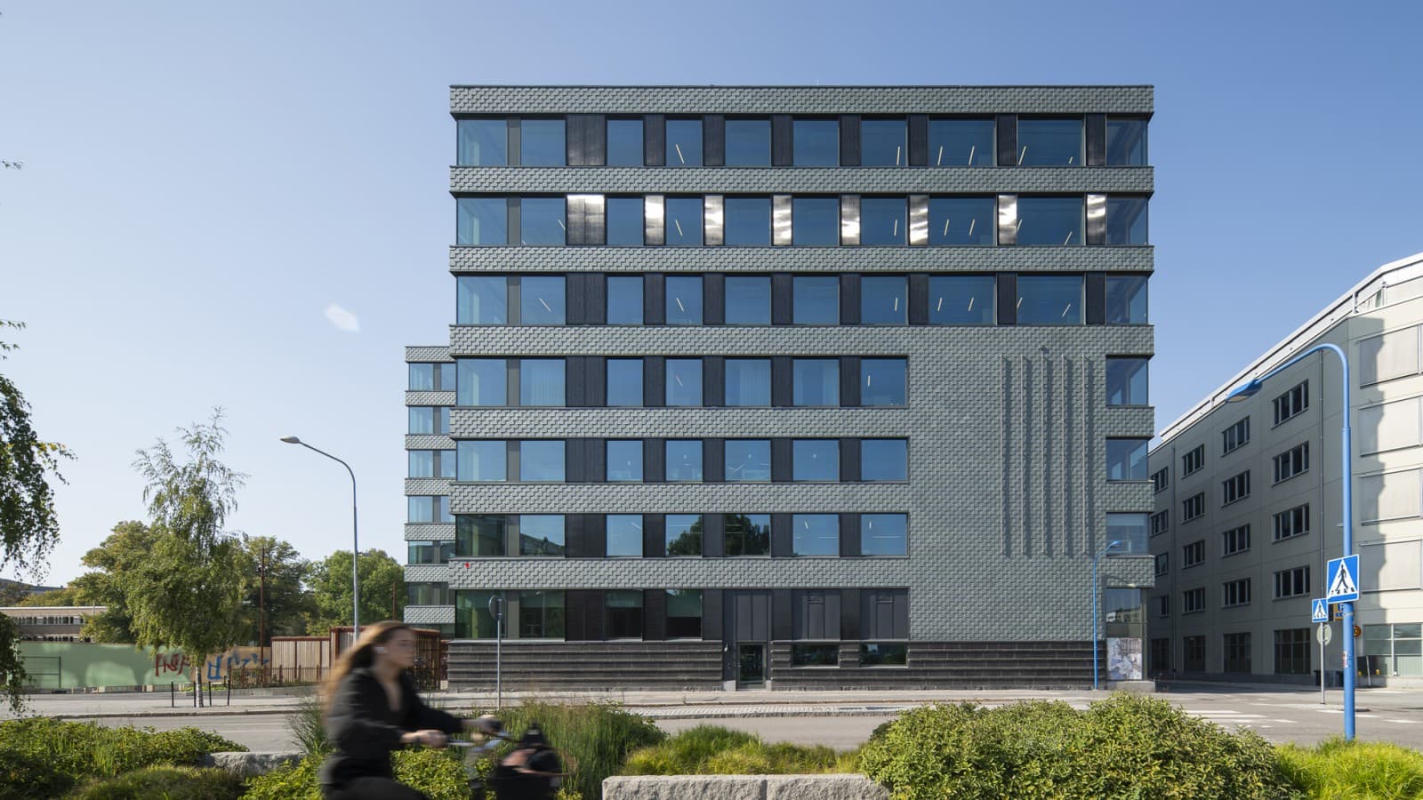 Arduvazdan yapılmış ve güneş panelleri entegre edilmiş dış cephe, enerji verimliliğini garanti eder (© baraBild) Arduvazdan yapılmış ve güneş panelleri entegre edilmiş dış cephe, enerji verimliliğini garanti eder (© baraBild)