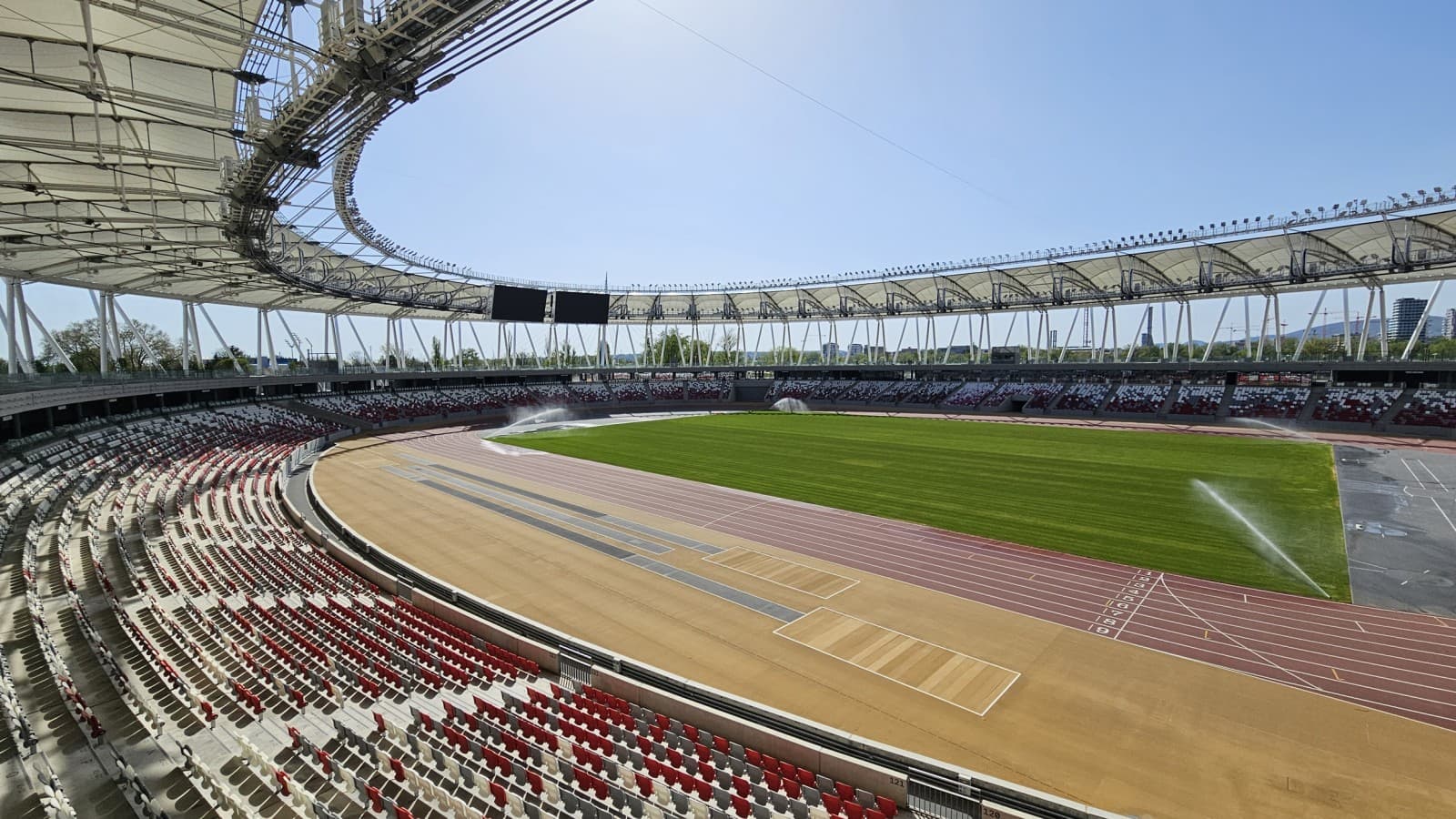 Merkezi meydan büyük etkinlikler için tasarlanmış, ancak stadyumun ortasında halka açık geniş bir kullanım yolu bulunuyor. (© Geberit) Merkezi meydan büyük etkinlikler için tasarlanmış, ancak stadyumun ortasında halka açık geniş bir kullanım yolu bulunuyor. (© Geberit)