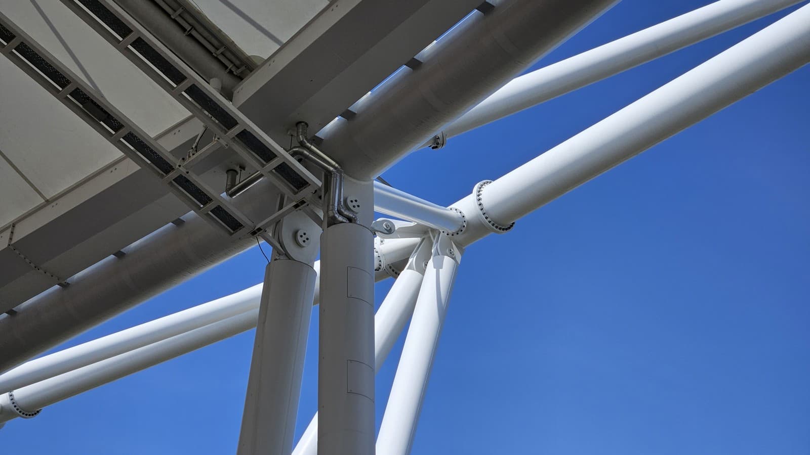 Kirişlerin arasından geçen yağmur suyu drenaj sistemi: Geberit Pluvia çatı drenaj sistemi (© Geberit) Kirişlerin arasından geçen yağmur suyu drenaj sistemi: Geberit Pluvia çatı drenaj sistemi (© Geberit)