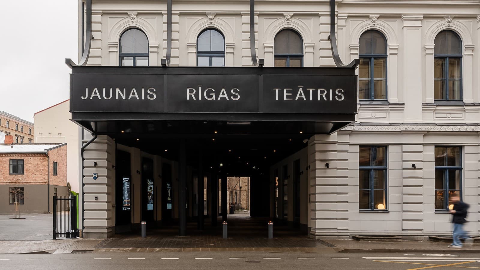 Harabeye Dönmüş Eski Bir Binadan Mimari Bir Mücevhere: Yeni Riga Tiyatrosu (© Jānis Salmanis) Harabeye Dönmüş Eski Bir Binadan Mimari Bir Mücevhere: Yeni Riga Tiyatrosu (© Jānis Salmanis)
