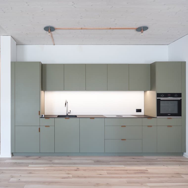 Uzun vadede binanın esnek bir şekilde kullanılabilmesi için yüzeye montelenmiş kablolar kurulmuştur. (© Openly / Jens Ellensohn) Uzun vadede binanın esnek bir şekilde kullanılabilmesi için yüzeye montelenmiş kablolar kurulmuştur. (© Openly / Jens Ellensohn)