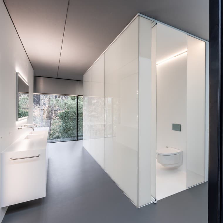 Banyo, çelik ve cam yapı içine entegre edilmiş bağımsız bir modül olarak tasarlandı. (© Lucas van der Wee) Banyo, çelik ve cam yapı içine entegre edilmiş bağımsız bir modül olarak tasarlandı. (© Lucas van der Wee)