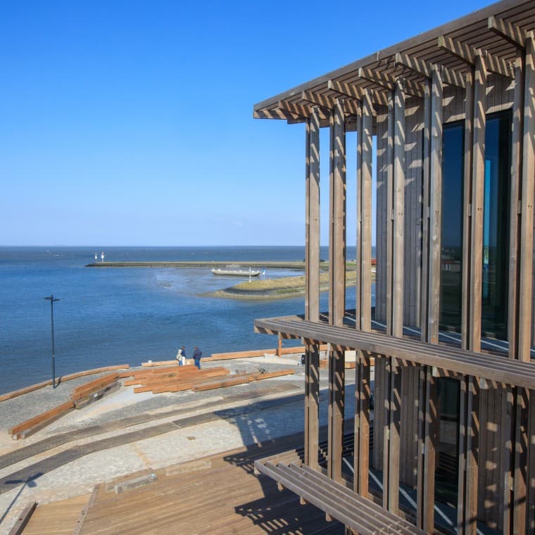 Danimarkalı yıldız mimar Dorte Mandrup, yeni binayı zorlu iklim koşullarına dayanacak şekilde tasarladı (© Tjeerd Visser) Danimarkalı yıldız mimar Dorte Mandrup, yeni binayı zorlu iklim koşullarına dayanacak şekilde tasarladı (© Tjeerd Visser)